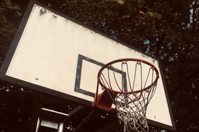 Es ist ein Basketballkorb zu sehen.