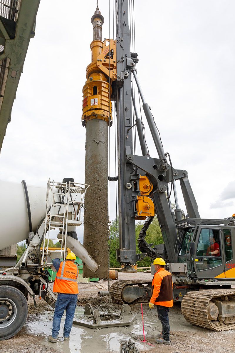 Fotografie - Betonage der Bohrpfähle für die Hilfsgründung zur Lastableitung in den tragfähigen Untergrund.