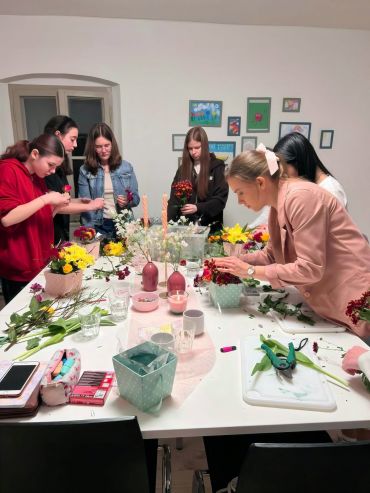 Fotografie: Jugendliche der ukrainischen Freien Christlichen Gemeinde basteln gemeinsam Blumengestecke