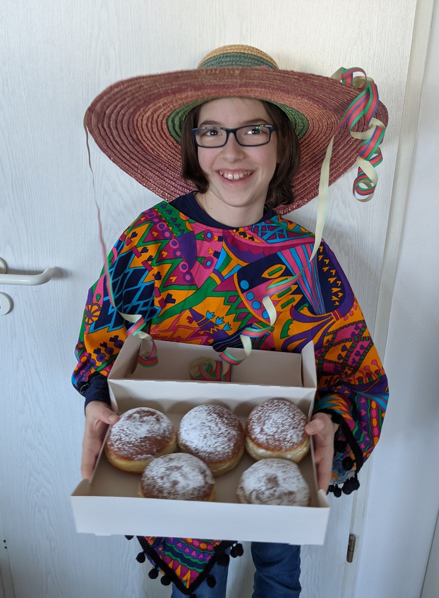 Fotografie – Schüler des VMG verkleidet beim Fasching daheim