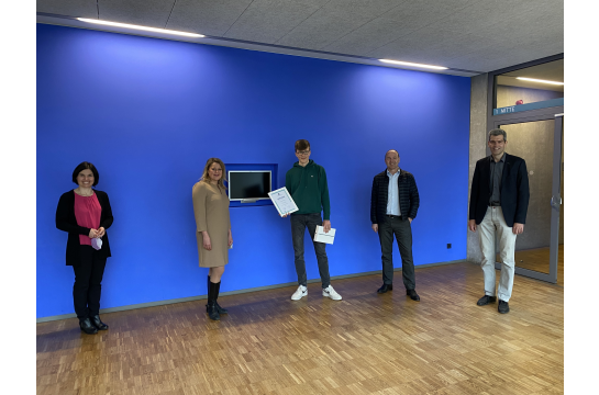 Foto mit den Teilnehmer:innen an der Preisverleihung „Wirtschaftswissen im Wettbewerb“
