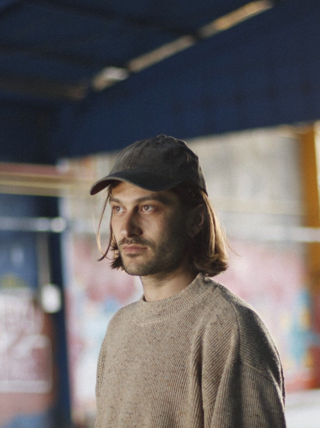 Das Bild zeigt eine Porträtfotografie des französischen Künstlers Frédéric Storup 