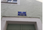 Fotografie - Hausnummernschild über dem Eingang des Schreiberhauses © Elena Großkopf