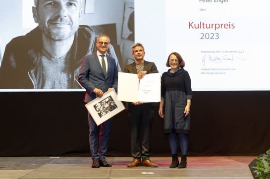 Fotografie: Kulturreferent Wolfgang Dersch, Kulturpreisträger Peter Engel und Oberbürgermeisterin Gertrud Maltz-Schwarzfischer