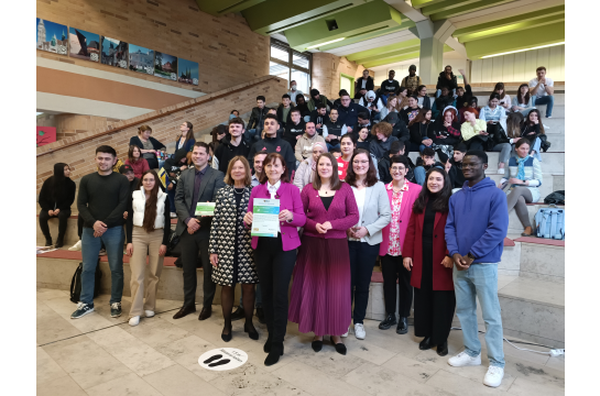 Gruppenfoto bei der Auszeichnung zur Grenzenlos-Schule