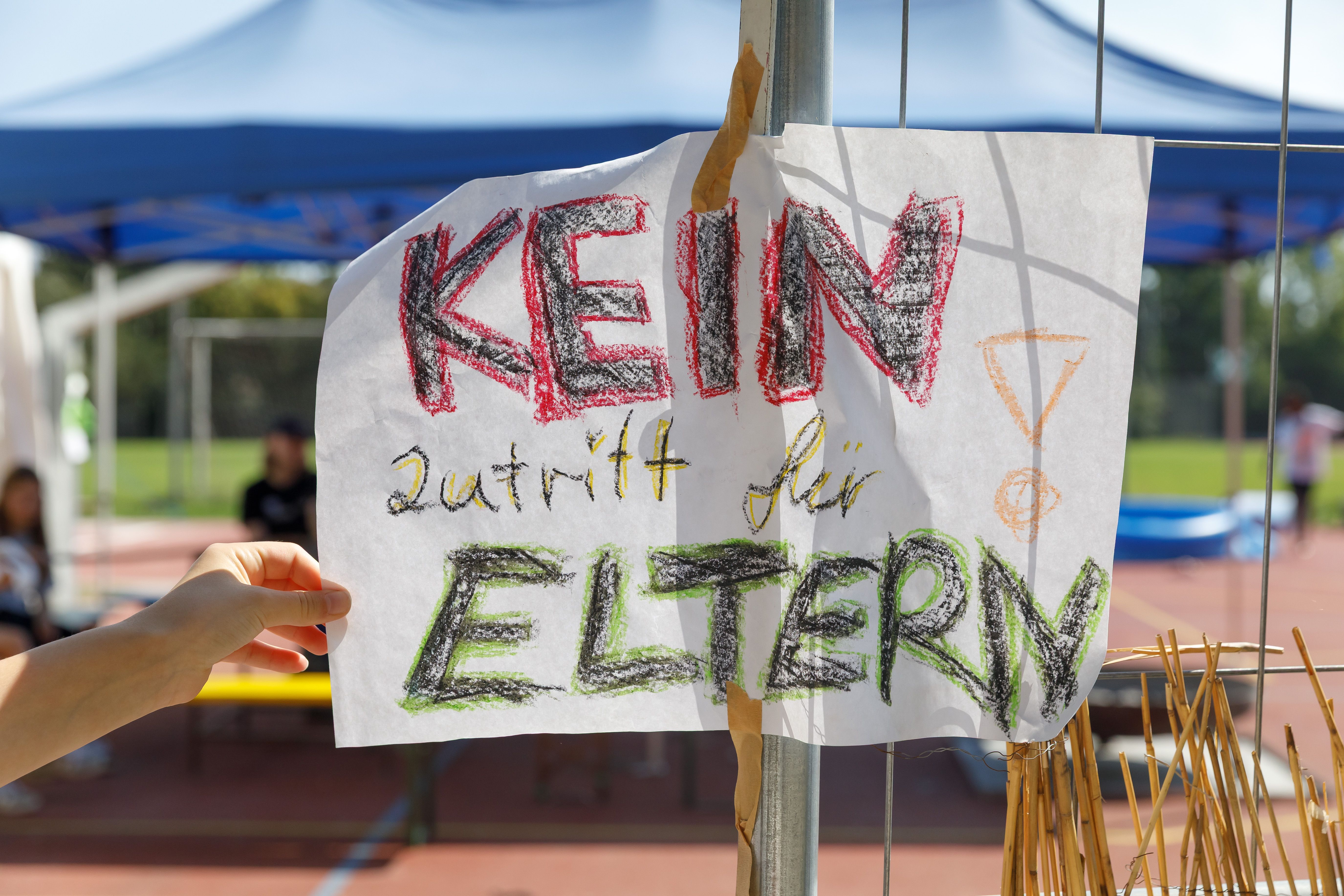 Fotografie: Selbstgemaltes Schild „Kein Zutritt für Eltern“
