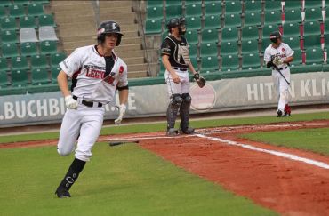 Fotografie: Silvan Stilzebach läuft über das Baseball-Feld