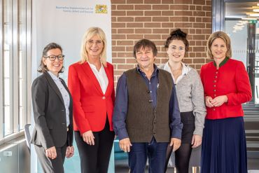 Fotografie: (v. l. n. r.) Wiebke Buchinger, Bayerns Sozialministerin Ulrike Scharf, Reinhard Kellner, Marina Lang und Bürgermeisterin Dr. Astrid Freudenstein