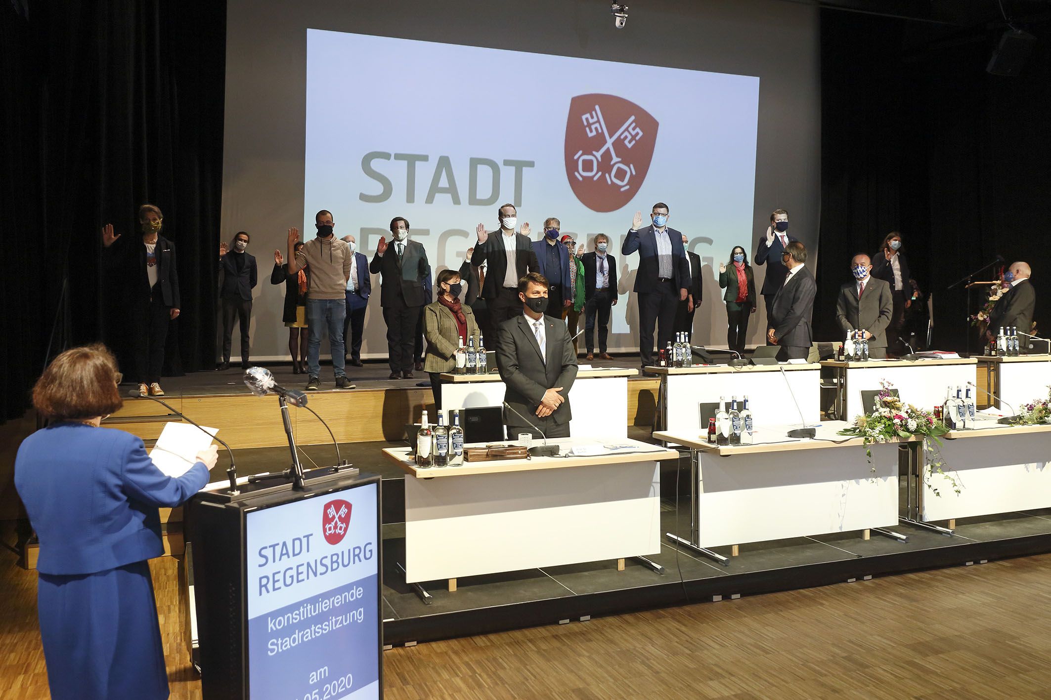Die OB vereidigt die 22 neuen Stadträtinnen und Stadträte.