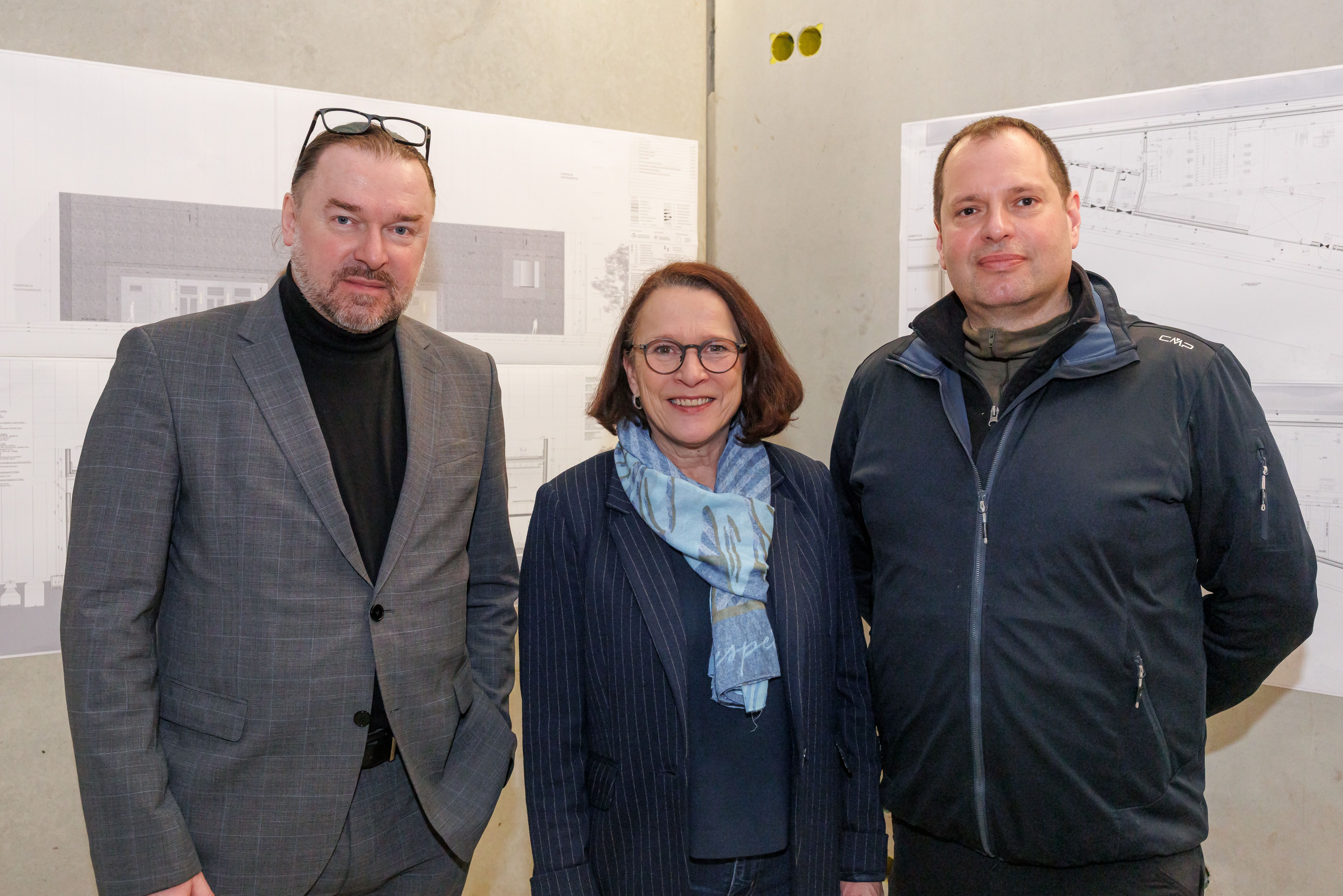 Oberbürgermeisterin Getrud Maltz-Schwarzfischer mit Projektleiter Tobias Ruf und Markus Schardt. 