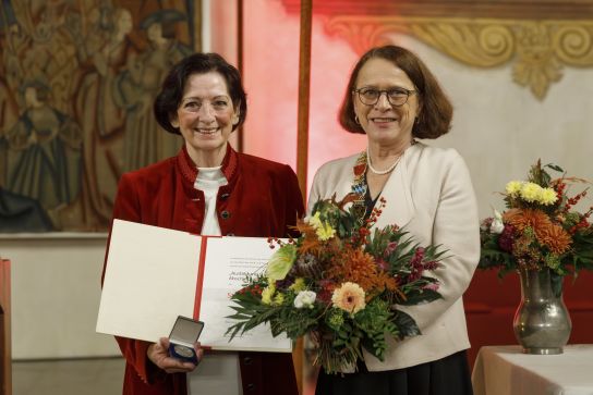 Fotografie: Juliane von Seiche-Nordheim für den Verein Ausbildung statt Abschiebung mit Oberbürgermeisterin Gertrud Maltz-Schwarzfischer
