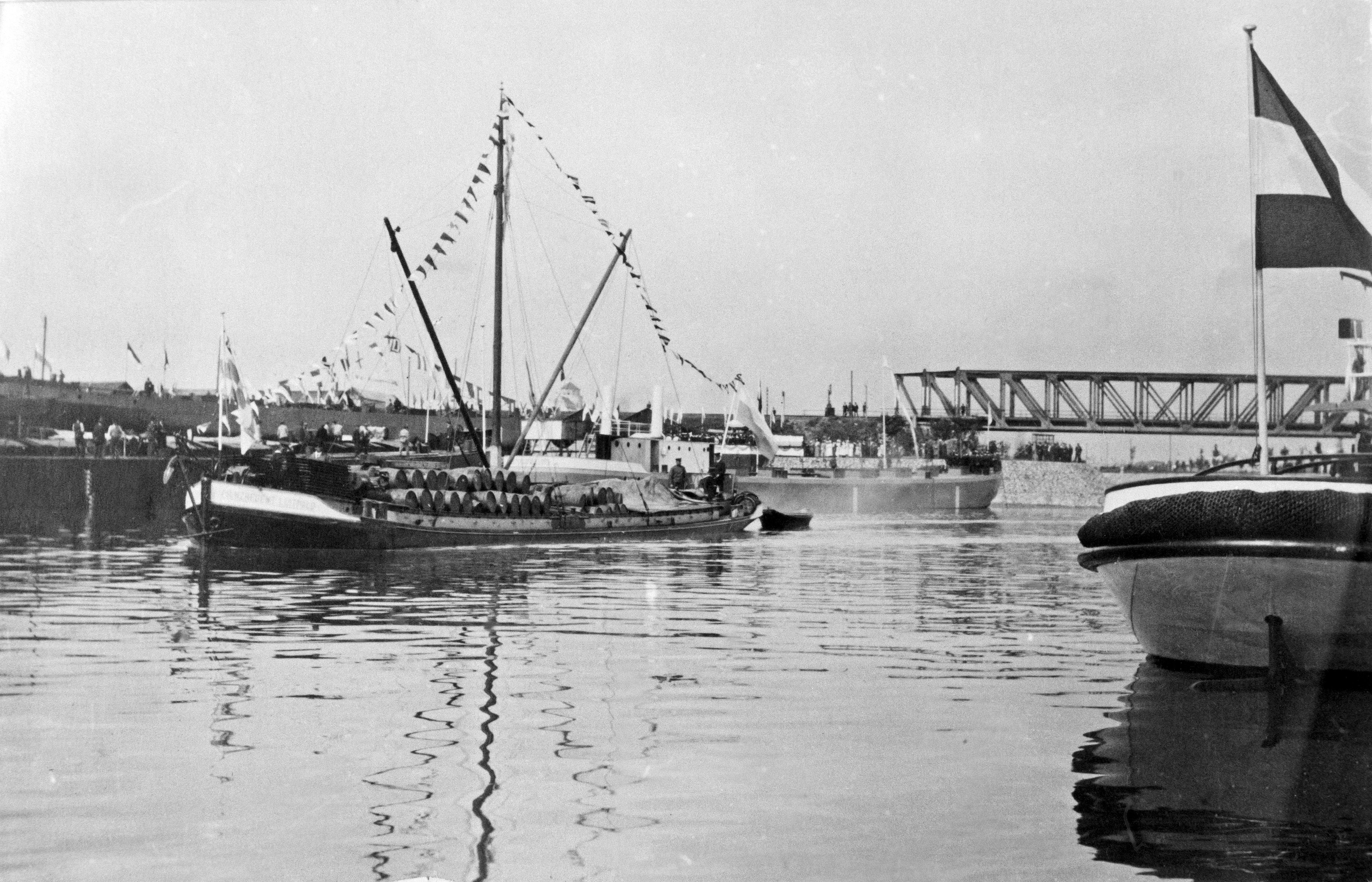 Fotografie: Schiff mit Girlanden fährt im Hafen