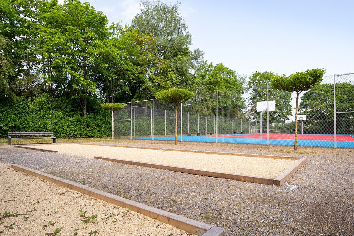 Fotografie - Boulebahn und Ballspielplatz