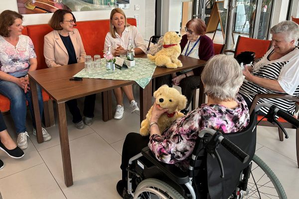 Fotografie: Menschen am Tisch mit Stofftieren