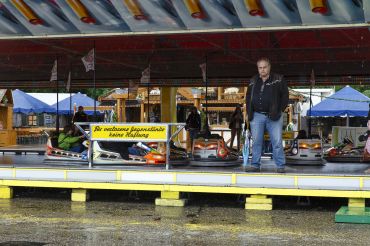 Fotografie: Reinhard Kellner auf der Plattform des Autoscooters auf der Dult