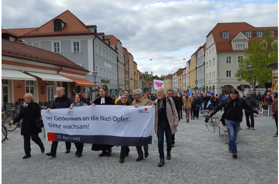 Virtueller Gedenkweg - Teilnehmer auf dem Weg von Stadtamhof in die Altstadt