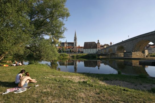 Fotografie: Badende an Steinerner Brücke (C) Bilddokumentation Stadt Regensburg