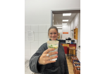 Eine junge Frau hält einen Cocktail in der Hand 