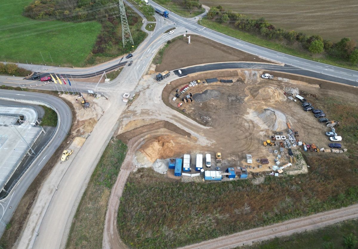 Baufortschritt zur Verlängerung der Leibnizstraße mit Verbindung an die Gewerbeflächen südlich der BAB A 3 zur Staatsstraße ST 2660.