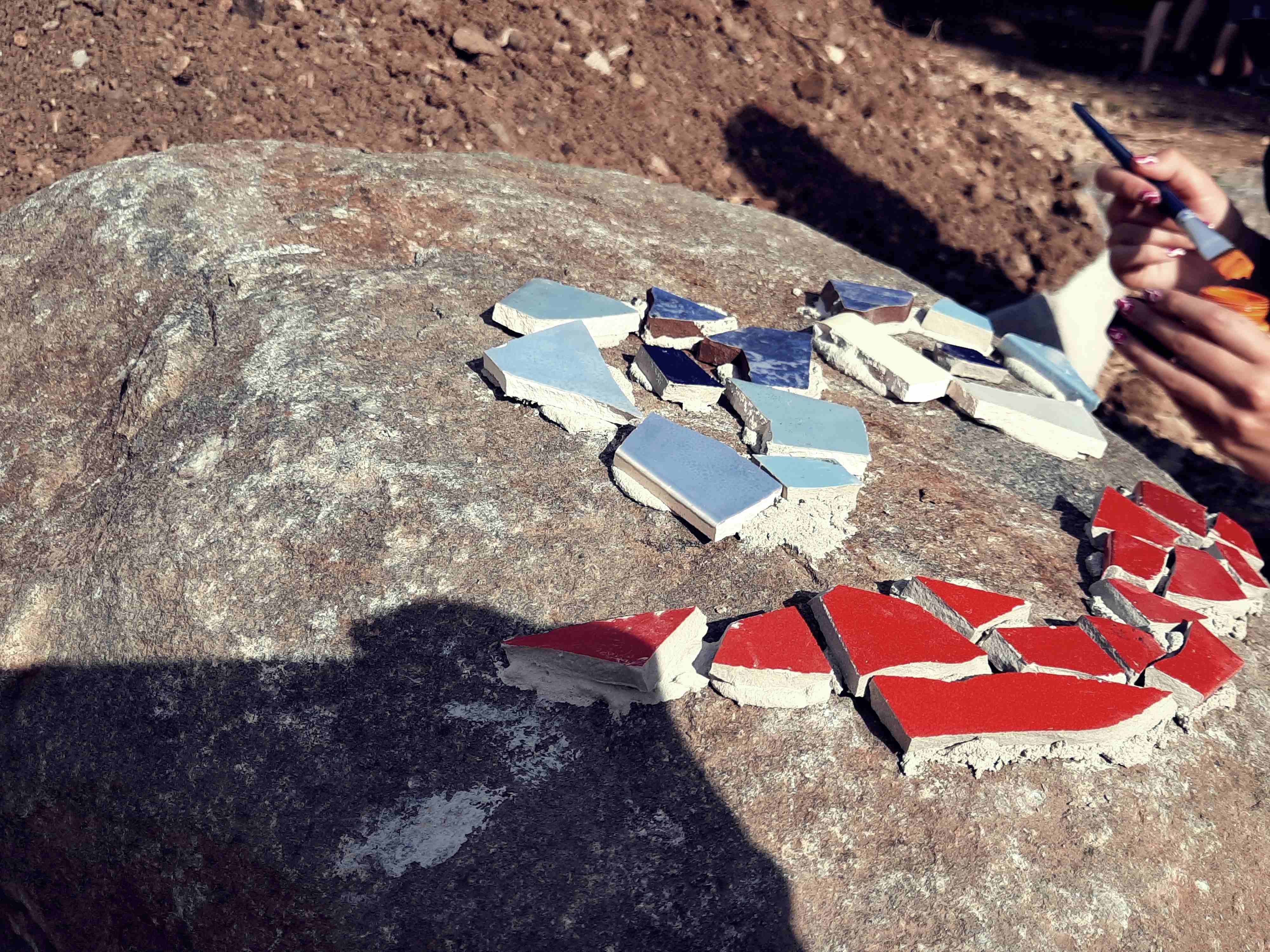 Auf dem Foto ist der Kopf des Rasentiers zu sehen, welcher mit Mosaiksteinen verziert ist.