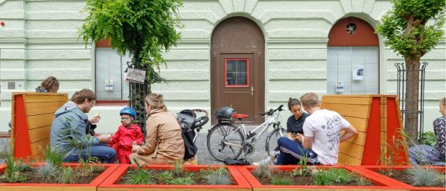 Fotografie - Menschen auf Bänken in Obermünsterstraße