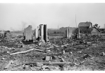 Fotografie: Erste Kriegsschäden des Luftangriffs am 17. August 1943: Zerstörte Hallen auf dem Messerschmittgelände (C) Bilddokumentation Stadt Regensburg