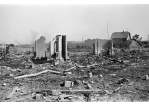 Fotografie: Erste Kriegsschäden des Luftangriffs am 17. August 1943: Zerstörte Hallen auf dem Messerschmittgelände