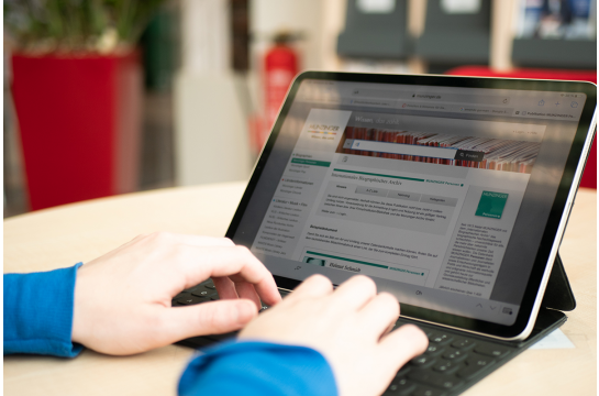 Fotografie - Eine Person surft in der Datenbank von Munzinger.