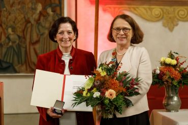 Fotografie - Verleihung der Stadtschlüssel an den Verein Ausbildung statt Abschiebung; Julia von Seiche-Nordenheim im Bild mit Oberbürgermeisterin Gertrud Maltz-Schwarzfischer