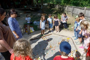 Fotografie: Die Kita-Preis-Expertin Stepanka Busuleanu hört beim Bienenprojekt genau zu.