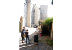 Fotografie - eine Gruppe Menschen steht in der Regensburger Altstadt bei einem Rundgang (C) M. Fritsch