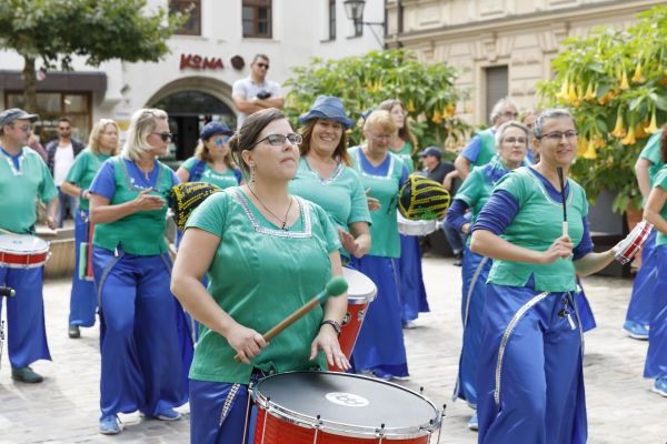 Trommelgruppe Sarará in Aktion auf dem St.-Kassiansplatz