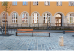 Fotografie - Holzbank vor gelbem Gebäude (C) Stadtplanungsamt Stadt Regensburg