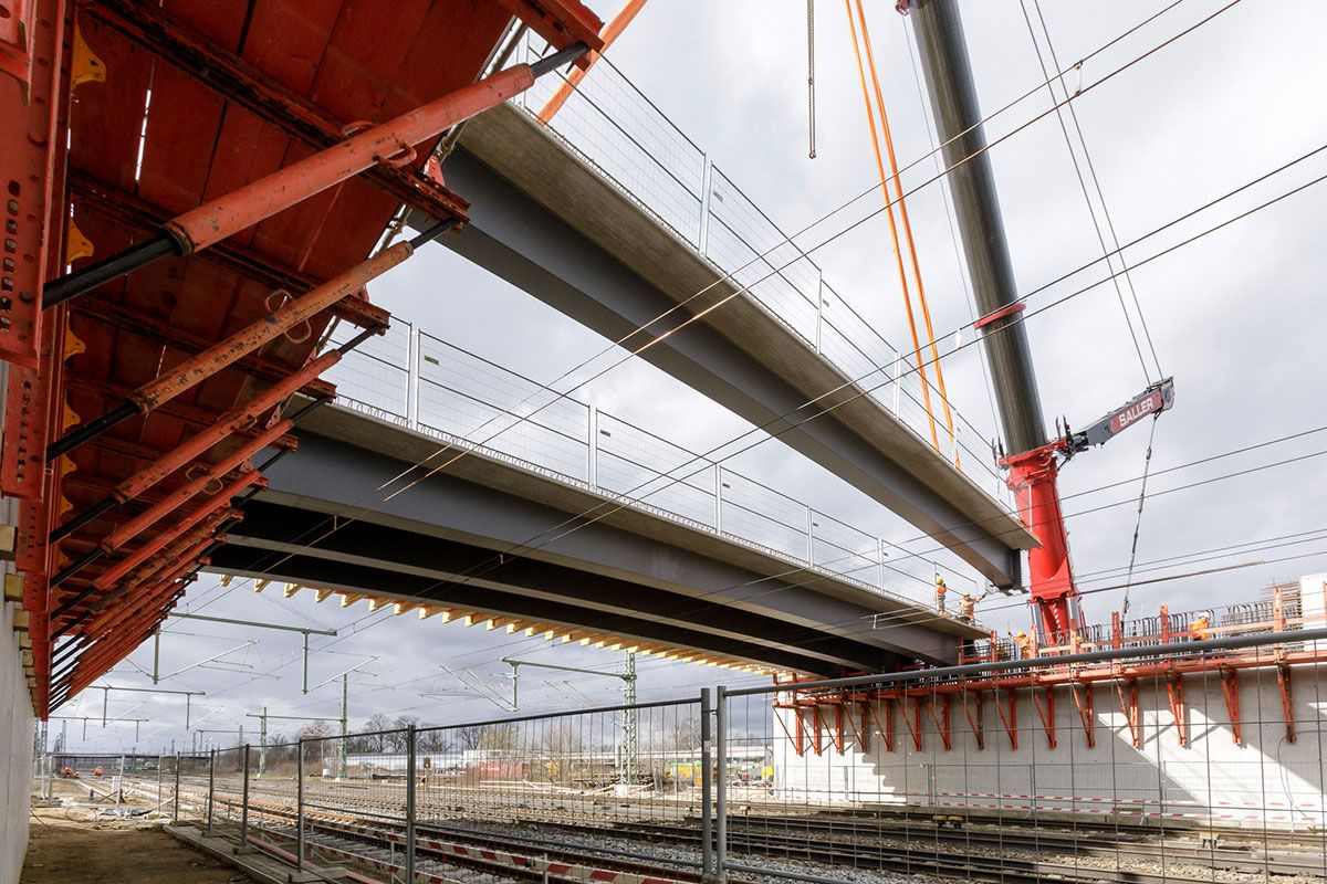 Neubau Klenzebrücke zum Dörnberg - Fotografie - Einhub Verbund-Fertigteilträger - auf dem Bild sieht man den Einhub des vierten Verbund-Fertigteilträgers