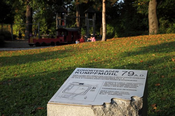 Fotografie: Informationstafel Kumpfmühler Kohortenlager