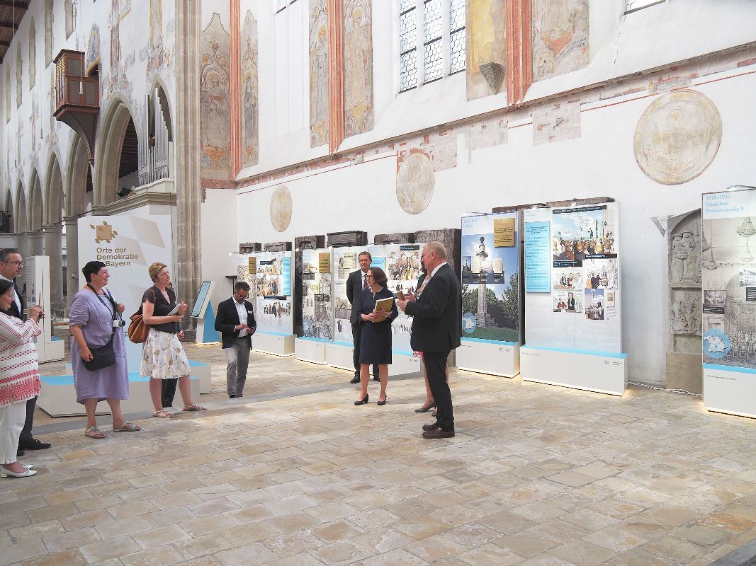 Fotografie: Eindrücke der Ausstellung Orte der Demokratie in der Minoritenkirche 