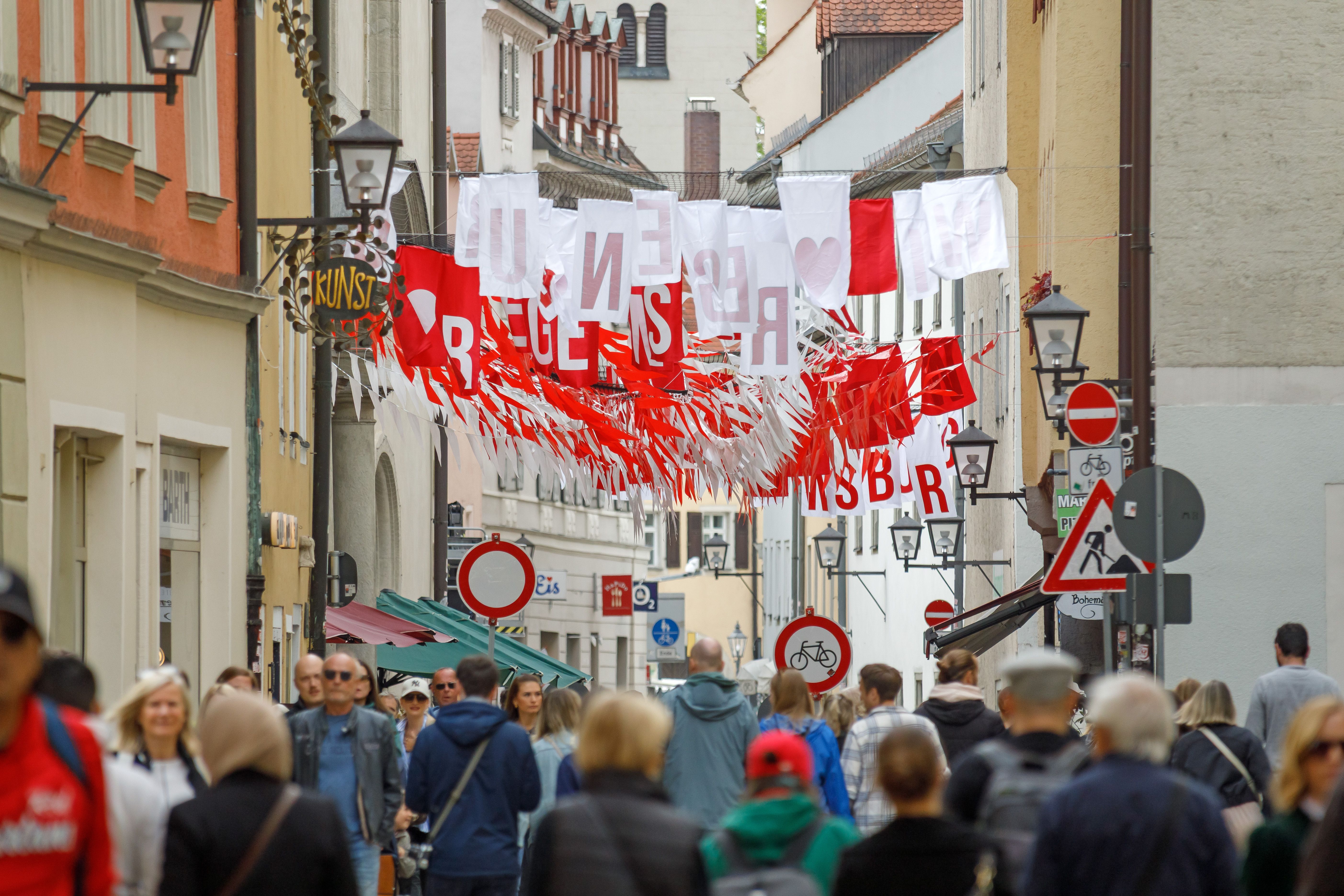 Wimpelkette über Straße