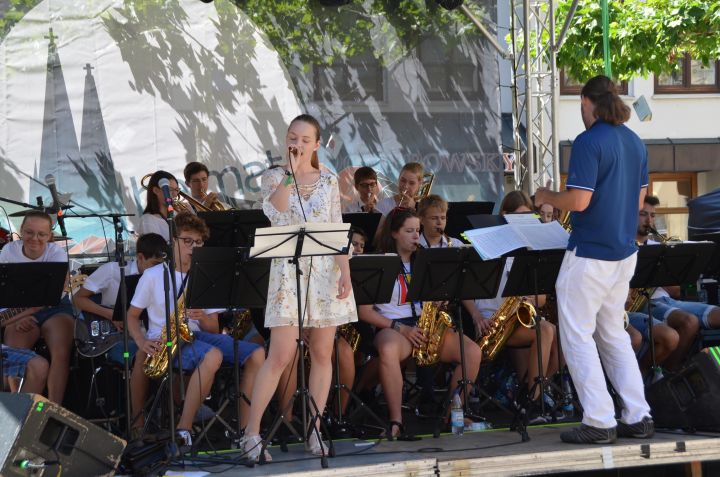 Stadt Regensburg Berichte 2018/2019 Big Band rockt am Bürgerfest