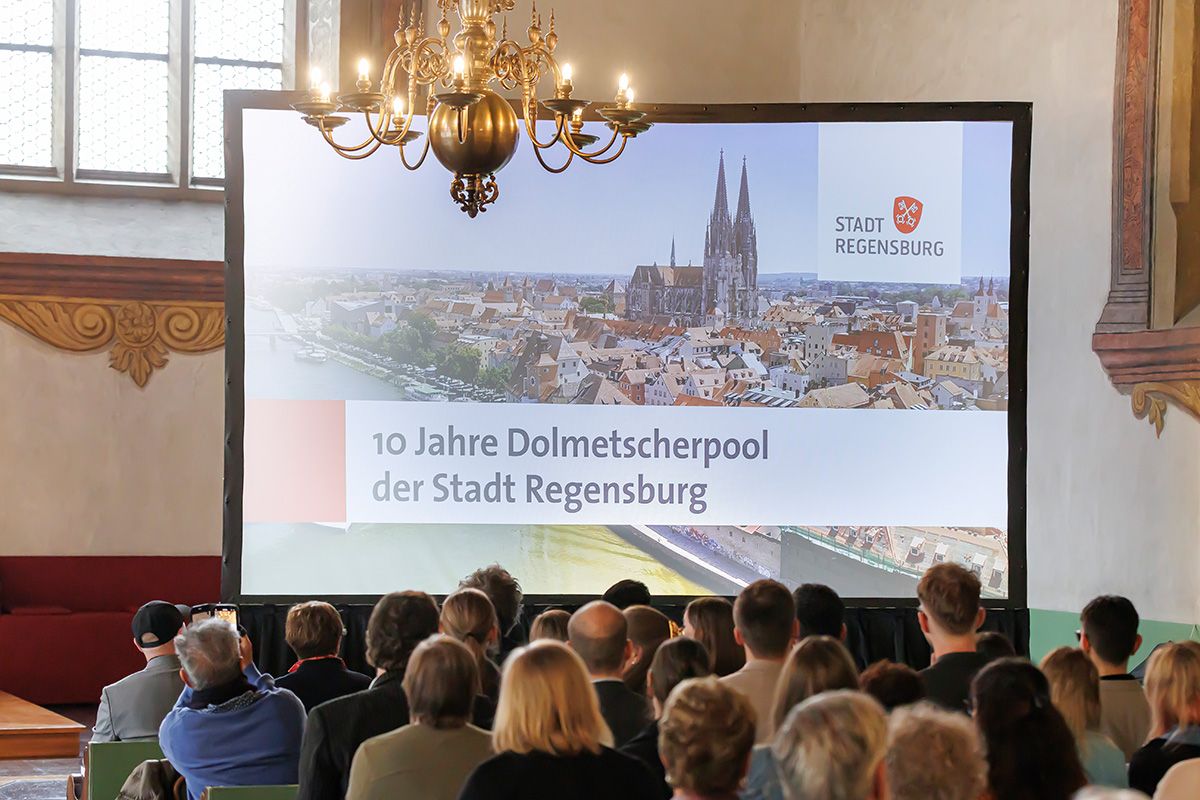 Fotografie - Zum Jubiläum wird ein Video mit Interviews von ehrenamtlichen Dolmetscherinnen und Dolmetschern gezeigt
