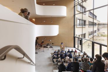 Fotografie: Oberbürgermeisterin Gertrud Maltz-Schwarzfischer begrüßt die Gäste der Einweihungsfeier der BS II.