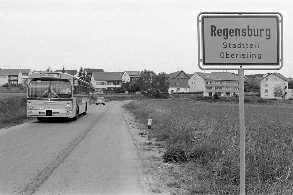 Fotografie -  schwarz-weiß, Bus fährt aus Stadtteil heraus, 1977