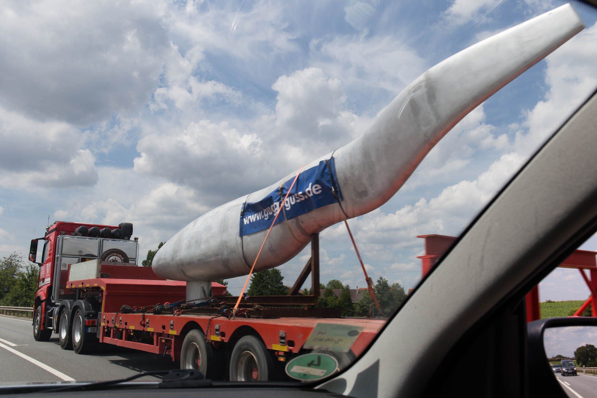 Der Waller wird von Straubing nach Regensburg transportiert.