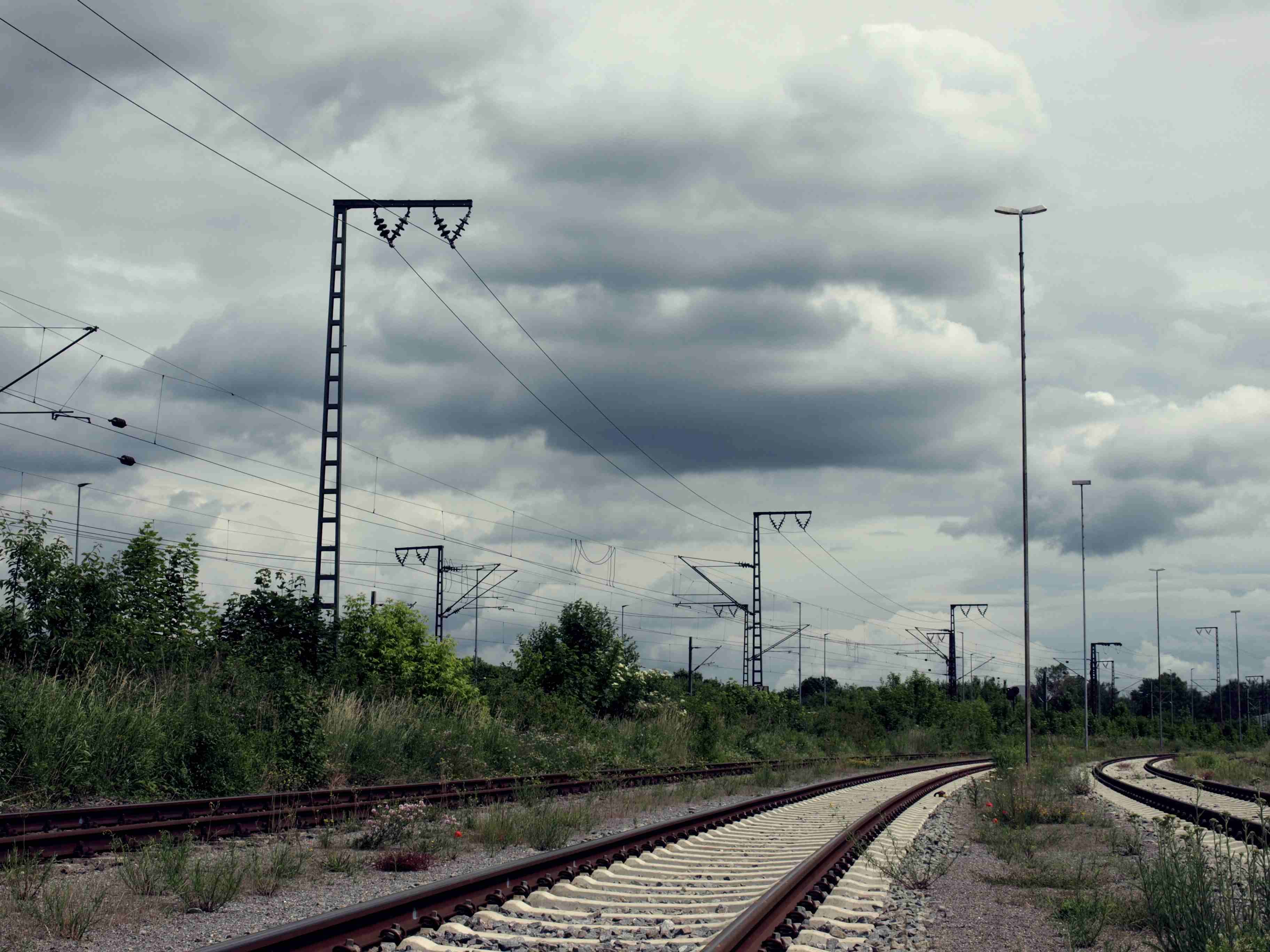 Auf dem Foto sind Schienen und Laternen zu sehen.