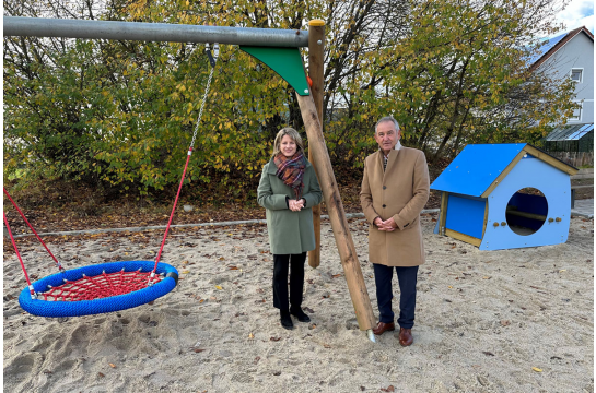Fotografie: Bürgermeisterin Dr. Astrid Freudenstein und Bürgermeister Ludwig Artinger bei der Freigabe des Spielplatzes
