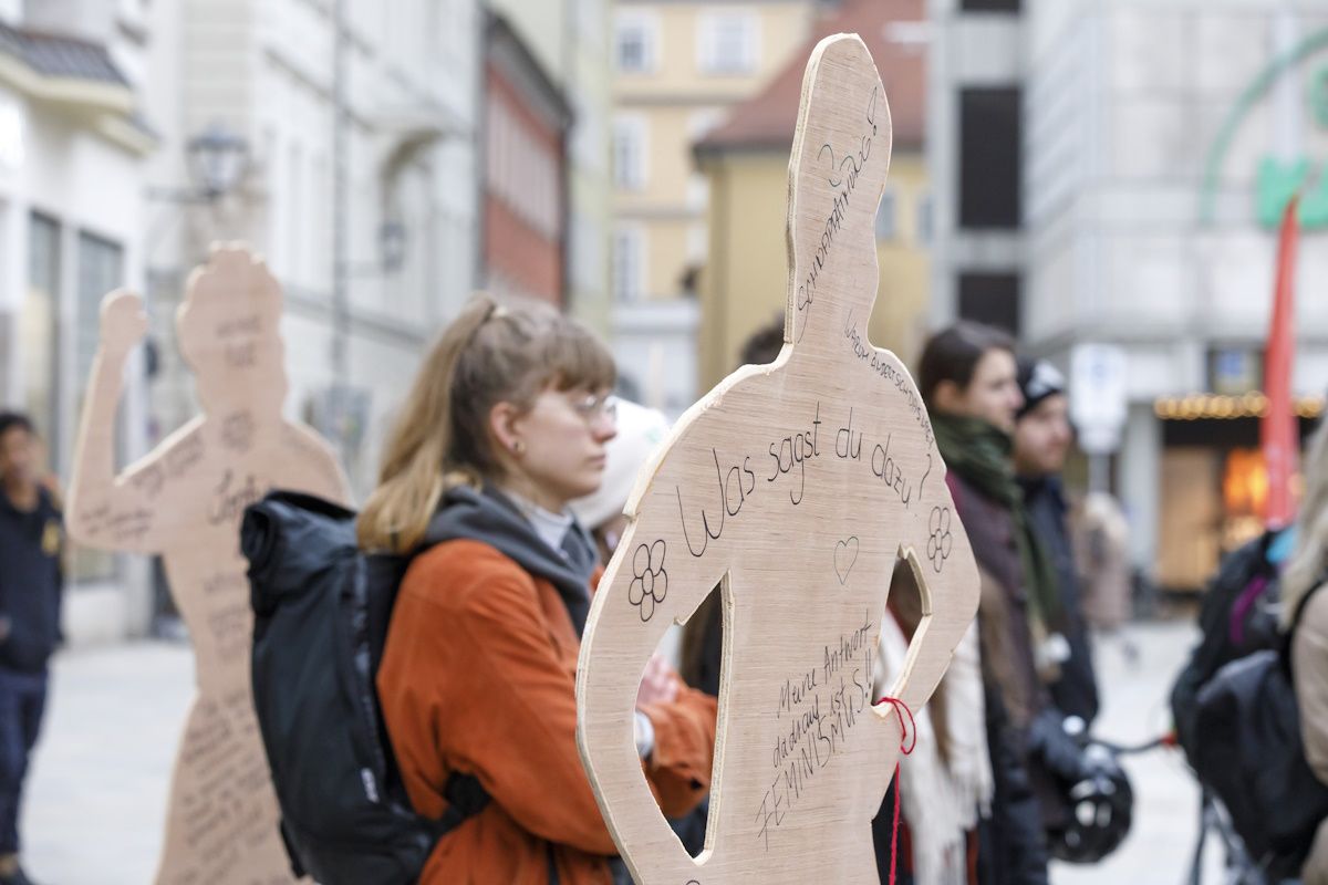 Fotografie - Holzsilhouetten von Klientinnen der Beratungsstelle Drugstop Drogenhilfe Regensburg e.V., beschriftet mit deren persönlichen Geschichten 