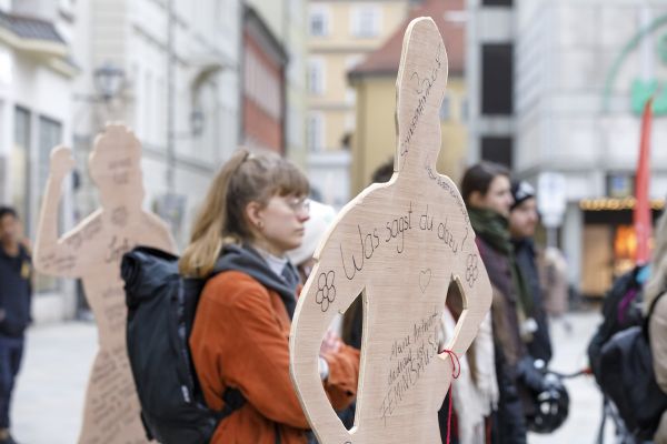 Fotografie - Holzsilhouetten von Klientinnen der Beratungsstelle Drugstop Drogenhilfe Regensburg e.V., beschriftet mit deren persönlichen Geschichten 