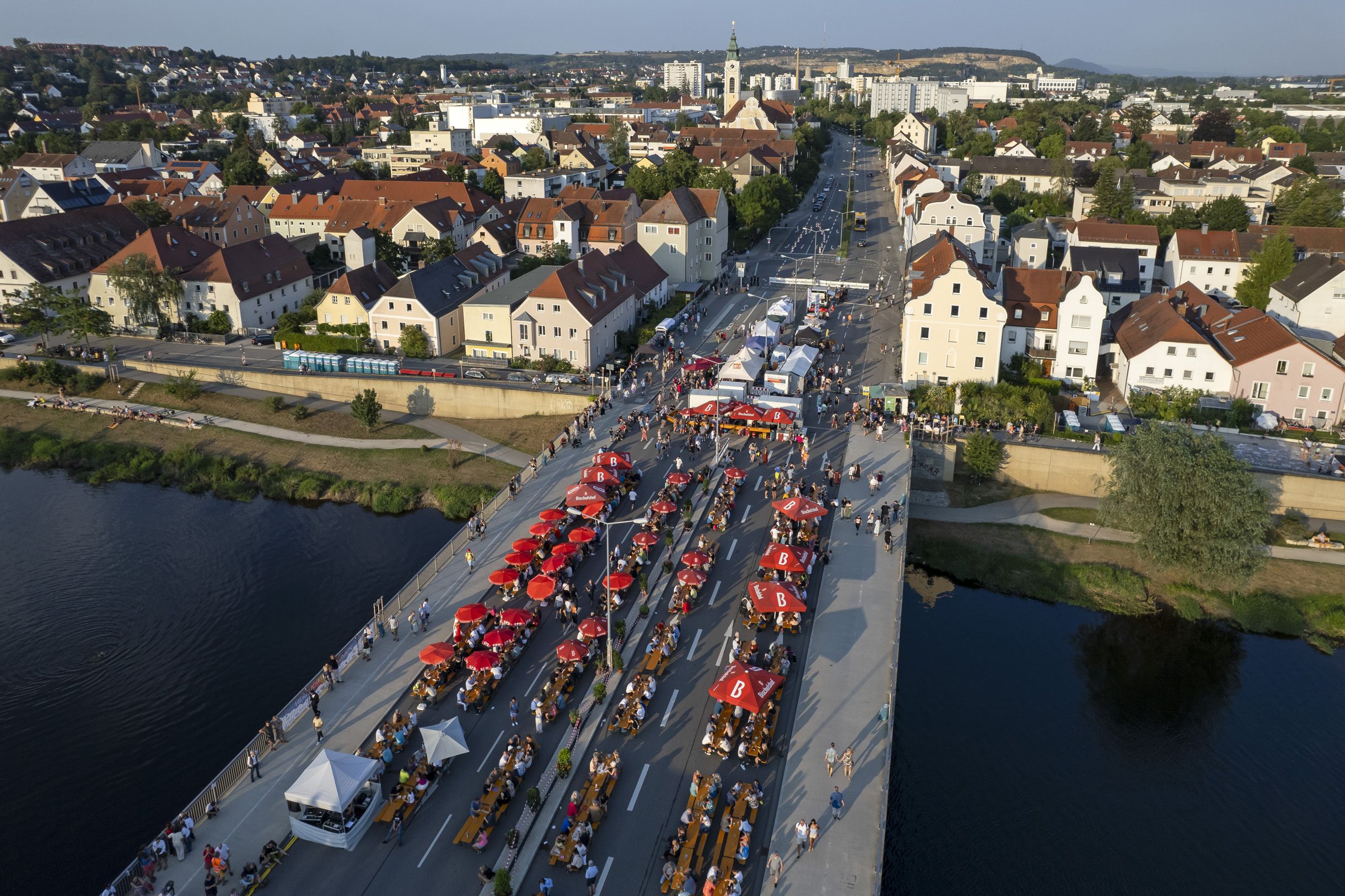 Fotografie: Drohnenaufnahme des Brückenfest in Reinhausen