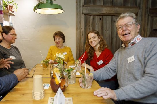 Ehrenamtliche im Gespräch bei Mahlzeit