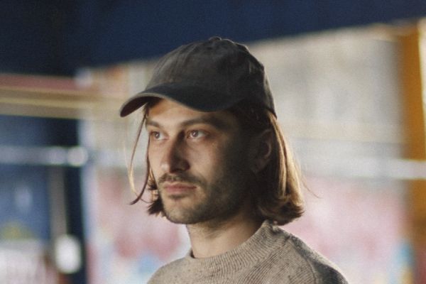 Das Bild zeigt eine Porträtfotografie des französischen Künstlers Frédéric Storup 