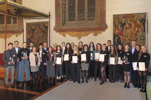 Fotografie: Oberbürgermeisterin Gertrud Maltz-Schwarzfischer (5. v. l.) mit den Ausgezeichneten und den Laudatorinnen und Laudatoren